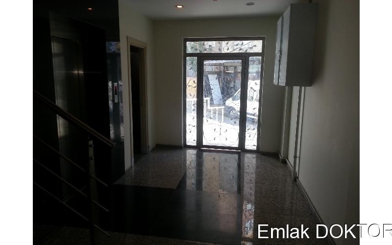 ÇEKMEKÖYDE PRESTİJLİ BİNADA TEK KATTA 1400 M2 KDV AVANTAJLI PLAZA KATI