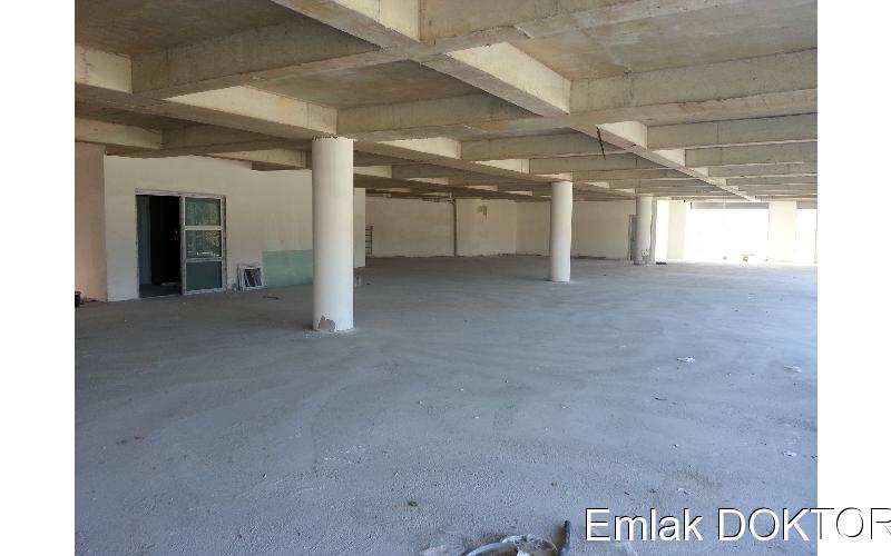 ÇEKMEKÖYDE PRESTİJLİ BİNADA TEK KATTA 1400 M2 KDV AVANTAJLI PLAZA KATI