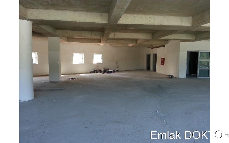 ÇEKMEKÖYDE PRESTİJLİ BİNADA TEK KATTA 1400 M2 KDV AVANTAJLI PLAZA KATI