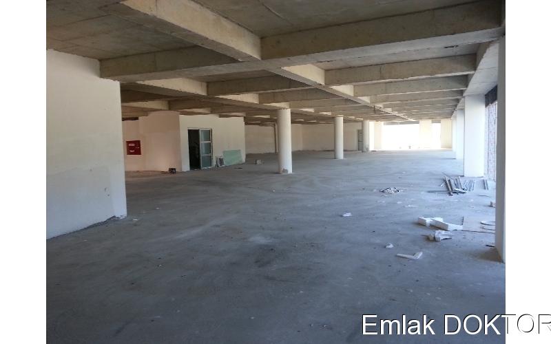ÇEKMEKÖYDE PRESTİJLİ BİNADA TEK KATTA 1400 M2 KDV AVANTAJLI PLAZA KATI